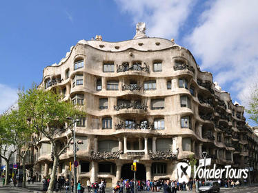 Barcelona and Artistic Gaudí: Full Day Guided Walking and Bus Sightseeing Tour