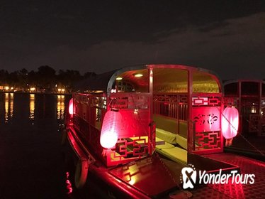 Beijing Hutong Night Tour with Yunnan Style Dinner and Chartered Boat Ride at Houhai Lake