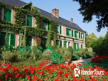 Giverny and Versailles Full-Day Private Guided Tour with Hotel Pickup