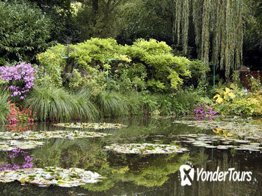 Intimate Giverny & Versailles all Day Tour from Paris including Lunch