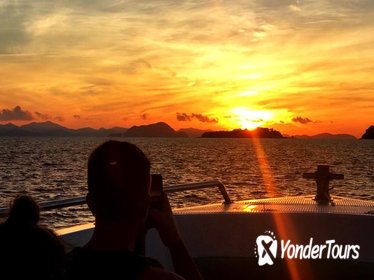 Phi Phi Islands Day Trip at Sunrise with Lunch from Phuket