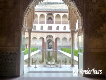 Private Guided Tour with Skip the line Alhambra Ticket
