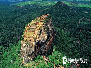 Private Sigiriya Lion Rock and Golden Temple of Dambulla Tour from Colombo