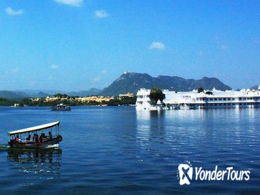 Shared Sunset Boat Experience In Lake Pichola with Udaipur City Palace Museum