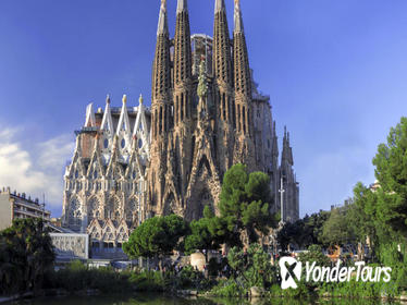 Skip the Line: Barcelona Sagrada Familia Tour with a German-Speaking Guide