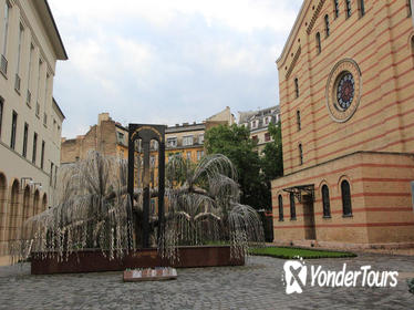 Small-Group Great Synagogue and Jewish History Walking Tour with a Historian in Budapest
