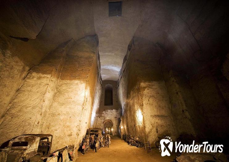 Bourbon Tunnel (Galleria Borbonica) Bourbon Tunnel (Galleria Borbonica)