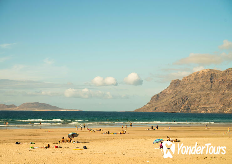 Famara Beach (Playa de Famara) Famara Beach (Playa de Famara)