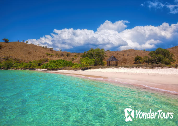 Pink Beach (Pantai Merah) Pink Beach (Pantai Merah)