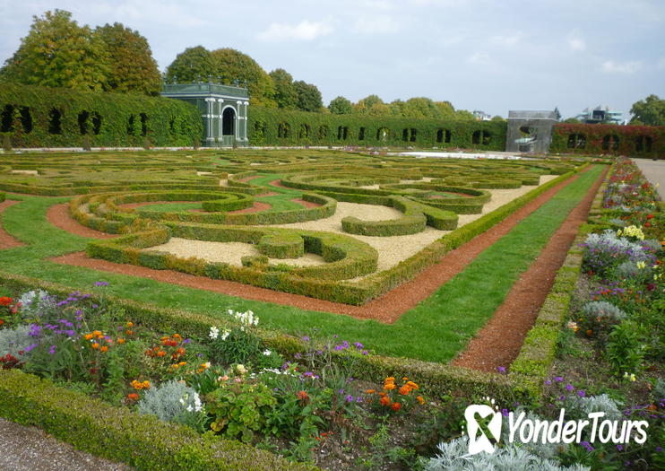 Schlosspark Schoenbrunn (Schonbrunn Palace Garden) Schlosspark Schoenbrunn (Schonbrunn Palace Garden)