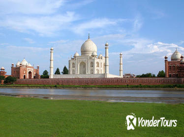 2-Day Private Tour to Taj Mahal Agra from Mumbai Including Return Flight