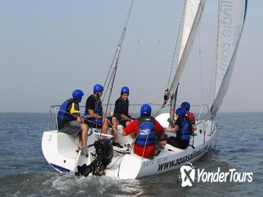 2-Hour Private Beginner Sailing Course in Mumbai Harbor