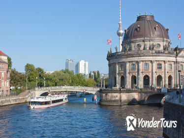 3-Hour Berlin Sightseeing Cruise Including Lunch and a Drink
