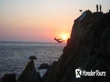 Acapulco' High Cliff Divers by Night Tour