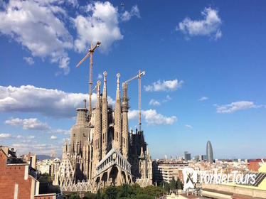 Barcelona Private Tour: Electric Bike Tour and Sagrada Familia Guided Skip-the-Line Visit