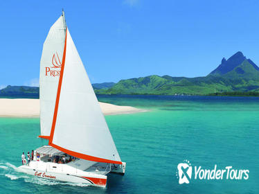 Catamaran Cruise: Isle aux Cerfs, Including BBQ Lunch, in Mauritius