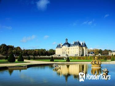 Chateau de Vaux-le-Vicomte Tour with Champagne and Luxury Car Transport