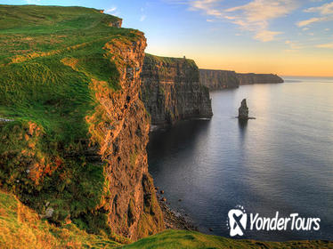 Cliffs of Moher and Burren Day Trip, Including Dunguaire Castle, Aillwee Cave, and Doolin from Galway