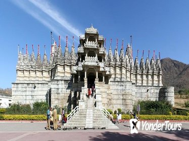 Experience Kumbhalgarh Fort and Ranakpur Jain Temple With Tour Guide & Transport