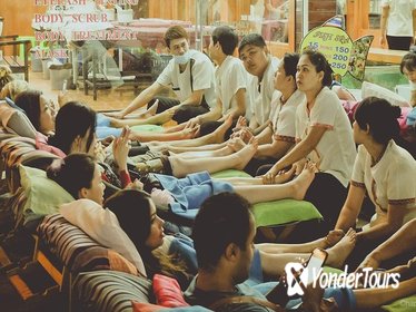Experience Typical Thailand at Night including Streetfood Dinner & Foot Massage