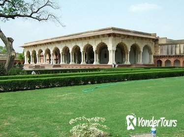 Extensive Agra Fort and colorful Kinari Bazaar Tour