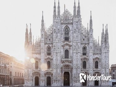Fast Track Guided Tour: Milan Duomo and Rooftops with a Chinise speaking guide
