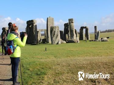 Full-Day Tour of Stonehenge, Bath, Lacock, and Avebury from London