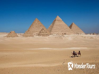 Giza Pyramids, Sphinx and Egyptian Museum Guided Day Tour from Cairo