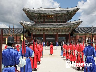 Historical Seoul Tour: Cheongwadae Sarangchae and Gyeongbokgung Palace