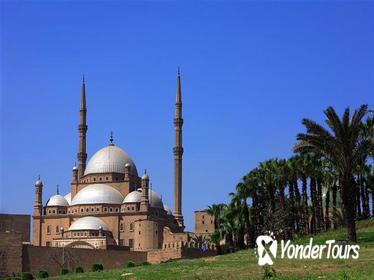 Layover Day Tour of Giza Pyramids, Cairo, Egyptian Museum and Bazaar from Cairo Airport