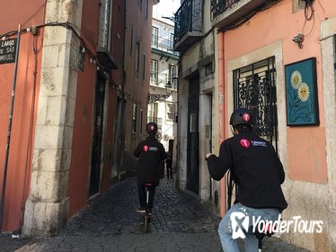 Lisbon: Alfama & Mouraria Tour by E-scooter