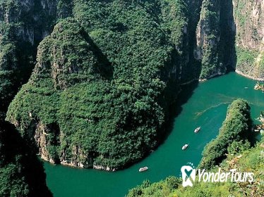 Longqingxia Gorge Cruise and Guyaju Cave Dwellings Private Day Tour