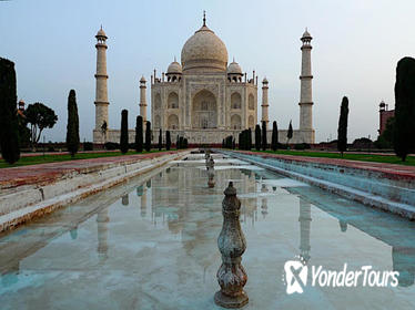 Private 2-Day-Tour to Taj Mahal and Agra from Ahmedabad with Return Flight