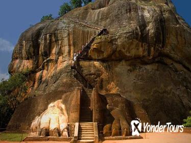 Private Colombo to Sigiriya Transfer with Sigiriya Rock Fortress and Dambulla