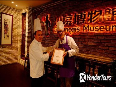 Private Day Tour: Panda Base and Museum of Sichuan Cuisine with Cooking Lesson