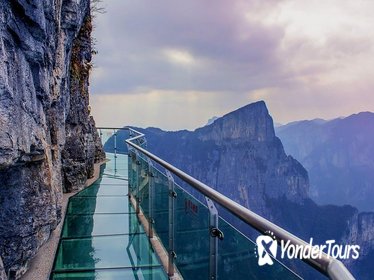 Private Day Tour: Tianmen Mountain and Tujia Folk Customs Park Discovery