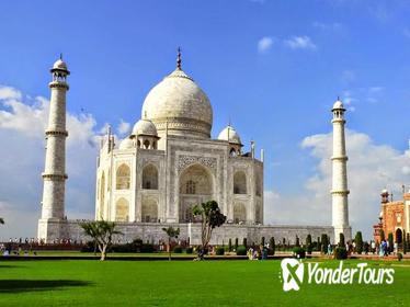Private Day Trip of Taj Mahal and Agra Fort with Lunch from Delhi