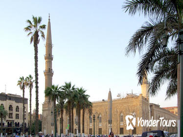 Private Guided Day Tour to the Giza Pyramids, Egyptian Museum, and Al-Hussein Mosque in Cairo