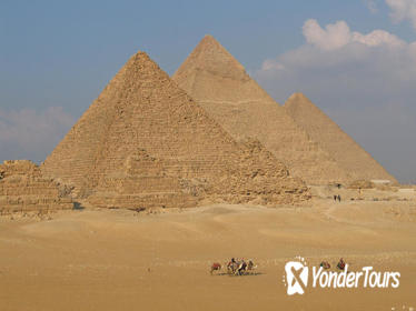 Private Guided Day Trip to Giza Pyramids and Khan El Khaili Market from Cairo