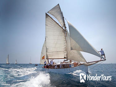 Private luxury Classic yacht tour in Barcelona, swimming and appetizer in Bon Temps 1926