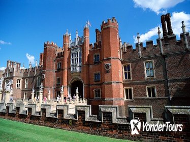 Private Tour: Hampton Court Palace Walking Tour with Historian Guide