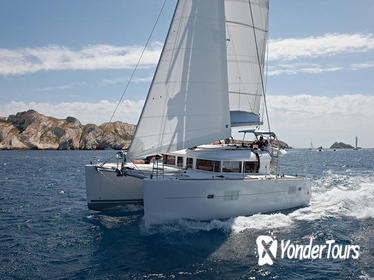 Private Tour: Lagoon 400 Sailing in Santorini with Lunch and Drinks
