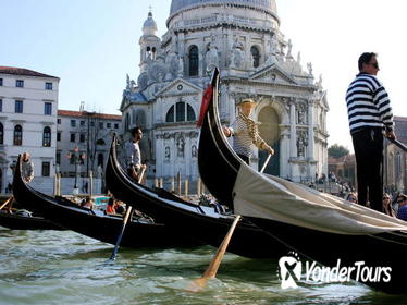 Private Tour: Venice Gondola Ride with Serenade