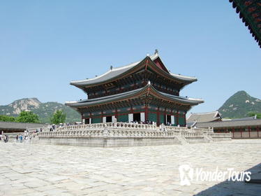 Seoul City Sightseeing Tour Including Gyeongbokgung Palace, N Seoul Tower, and Namsangol Hanok Village