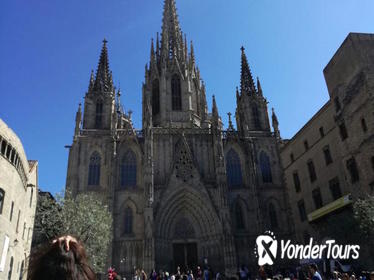Small Group Outdoors Walking Tour of Sagrada Familia and Gothic Quarter