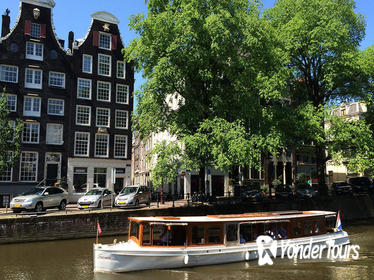 Small-Group Classic Canal Cruise on Salonboat in Amsterdam