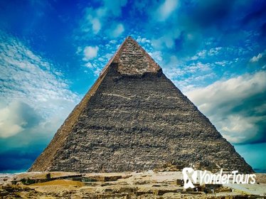 Small-Group Day Tour to Giza Pyramids, Egyptian Museum and Bazaar from Cairo
