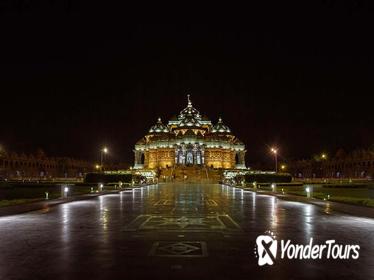 Small-Group Guided Tour to Akshardham Temple in New Delhi