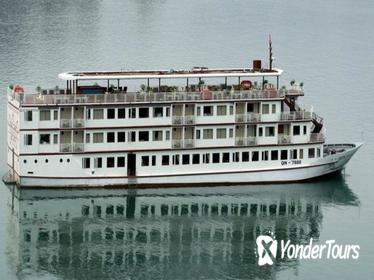 Small-Group Overnight Halong Bay Tour Including Cruise and Kayaking