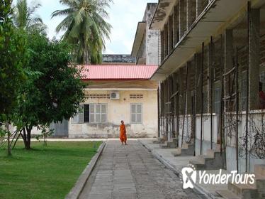 Historical Phnom Penh Small-Group Tour, including Genocide Museum and Killing Fields